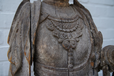 Een grote Chinese houten sculptuur van Guanyin, Ming